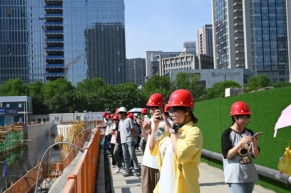 工地变课堂——西安欧亚学院师生走进有色研发大厦项目参观学习